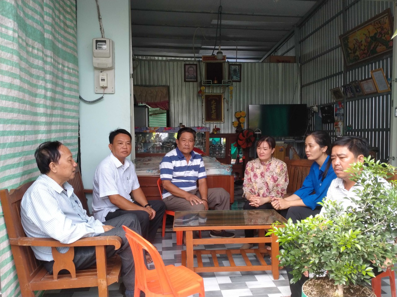 Chợ Vàm thăm, tặng quà 10 gia đình chính sách tiêu biểu tại địa bàn nhân ngày thương binh liệt sĩ 27/7