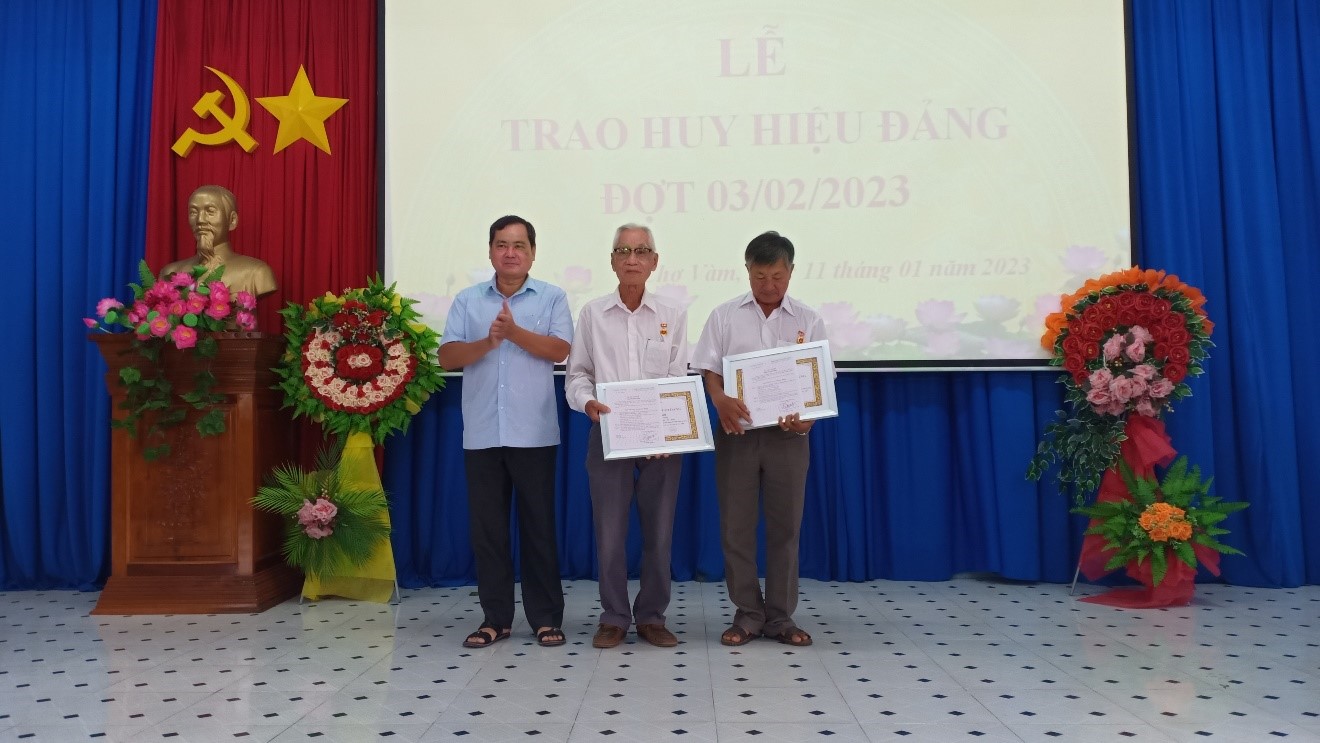 Trao huy hiệu Đảng